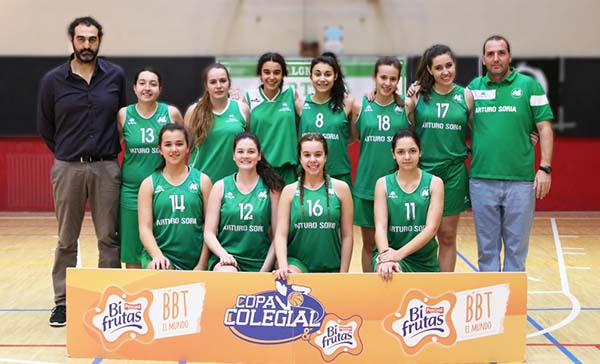 Equipo femenino de baloncesto del Colegio Arturo Soria en la Copa Colegial 2016