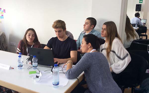 nueve alumnos de Economía de 4ª de la ESO del Colegio Arturo Soria asistieron al Campamento de innovación organizado por Junior Achievement