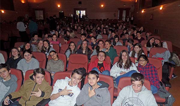 los alumnos de 2º de la ESO del colegio Arturo Soriaen el Teatro Paco Rabalaco Rabal.