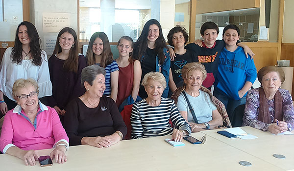 Taller intergeneracional sobre nuevas tecnologías con alumnos voluntarios del Colegio Arturo Soria