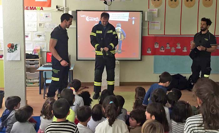 Los bomberos visitan a los niños de educación Infantil del Colegio Arturo Soria