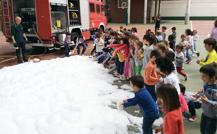 Los bomberos visitan a los niños de educación Infantil del Colegio Arturo Soria