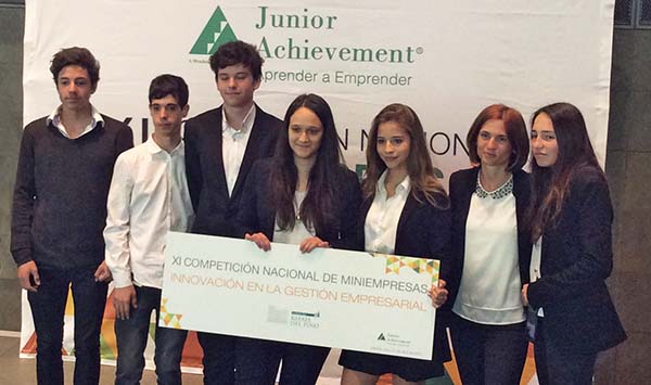 Alumnos del Colegio Arturo Soria reciben el premio a la Innovación en la Gestión Empresarial de la Fundación Rafael del Pino.