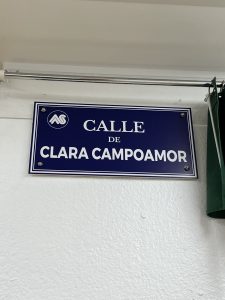 Placa de calle de Clara Campoamor