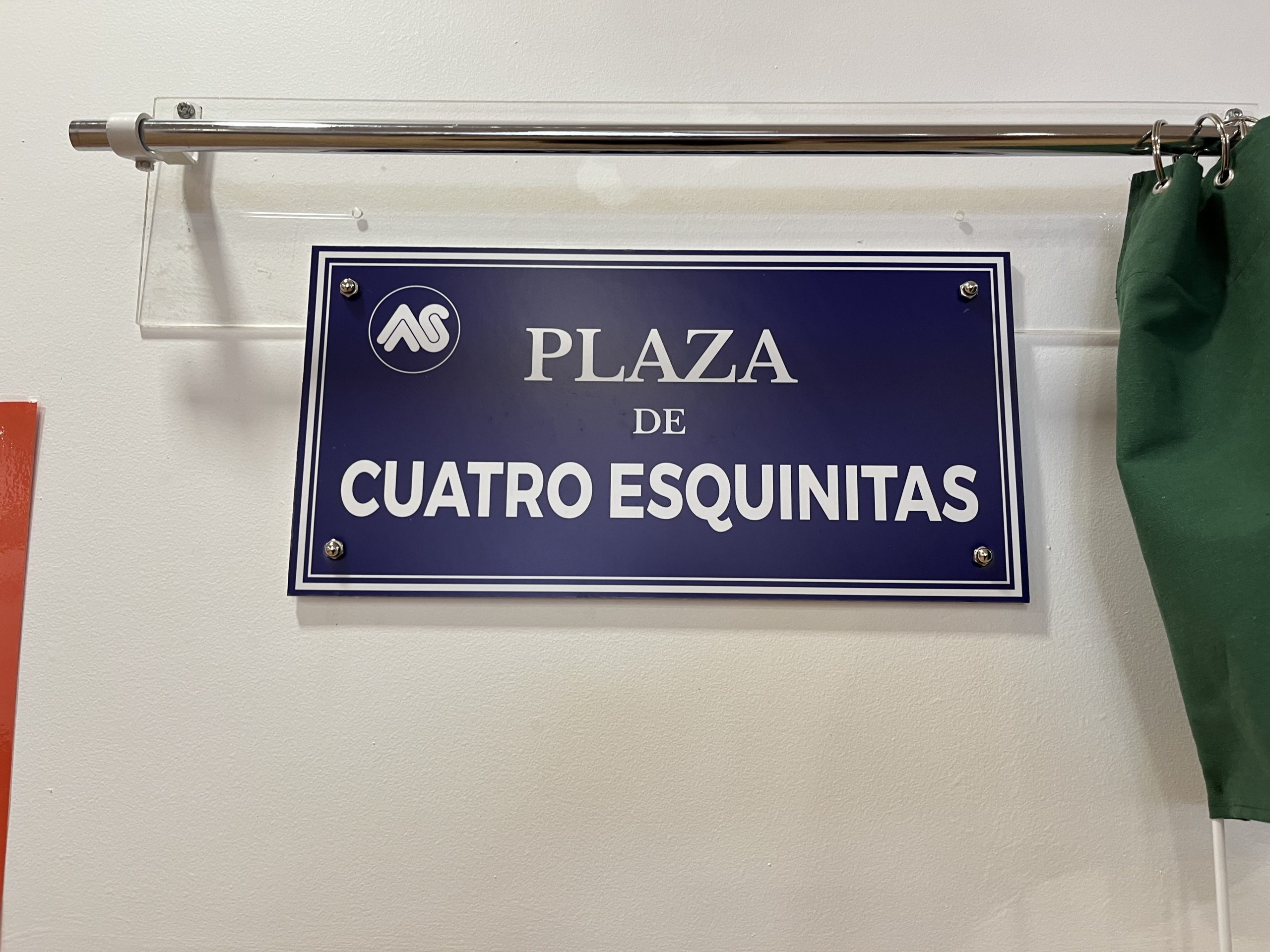 Placa de la plaza de Cuatro Esquinitas.