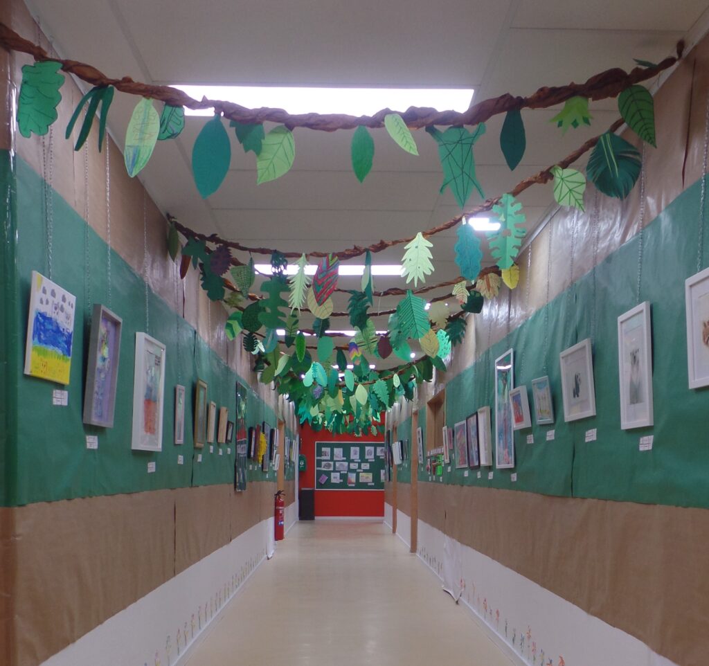 Exposición en los pasillos del colegio