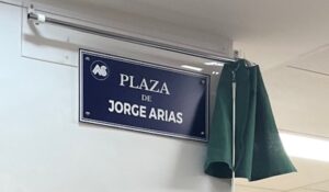 Placa de la Plaza de Jorge Arias
